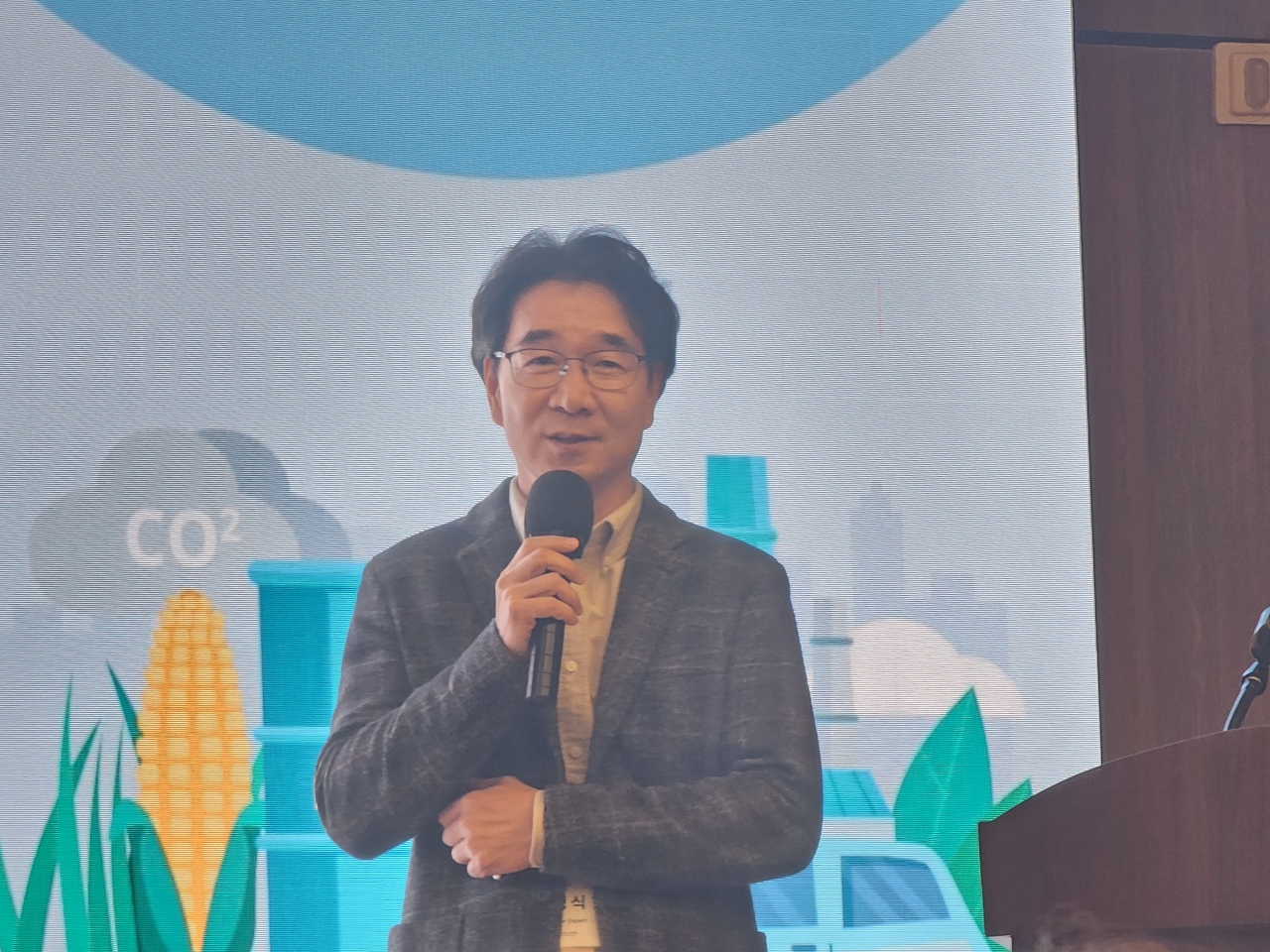 ▲LG전자 박정식 주조 마스터 전문가가 ‘다이캐스팅 공정 DX(Digital Transformation) Approach: 데이터 기반 냉각수 온도 모니터링 사례’에 대해 발표하고 있다.