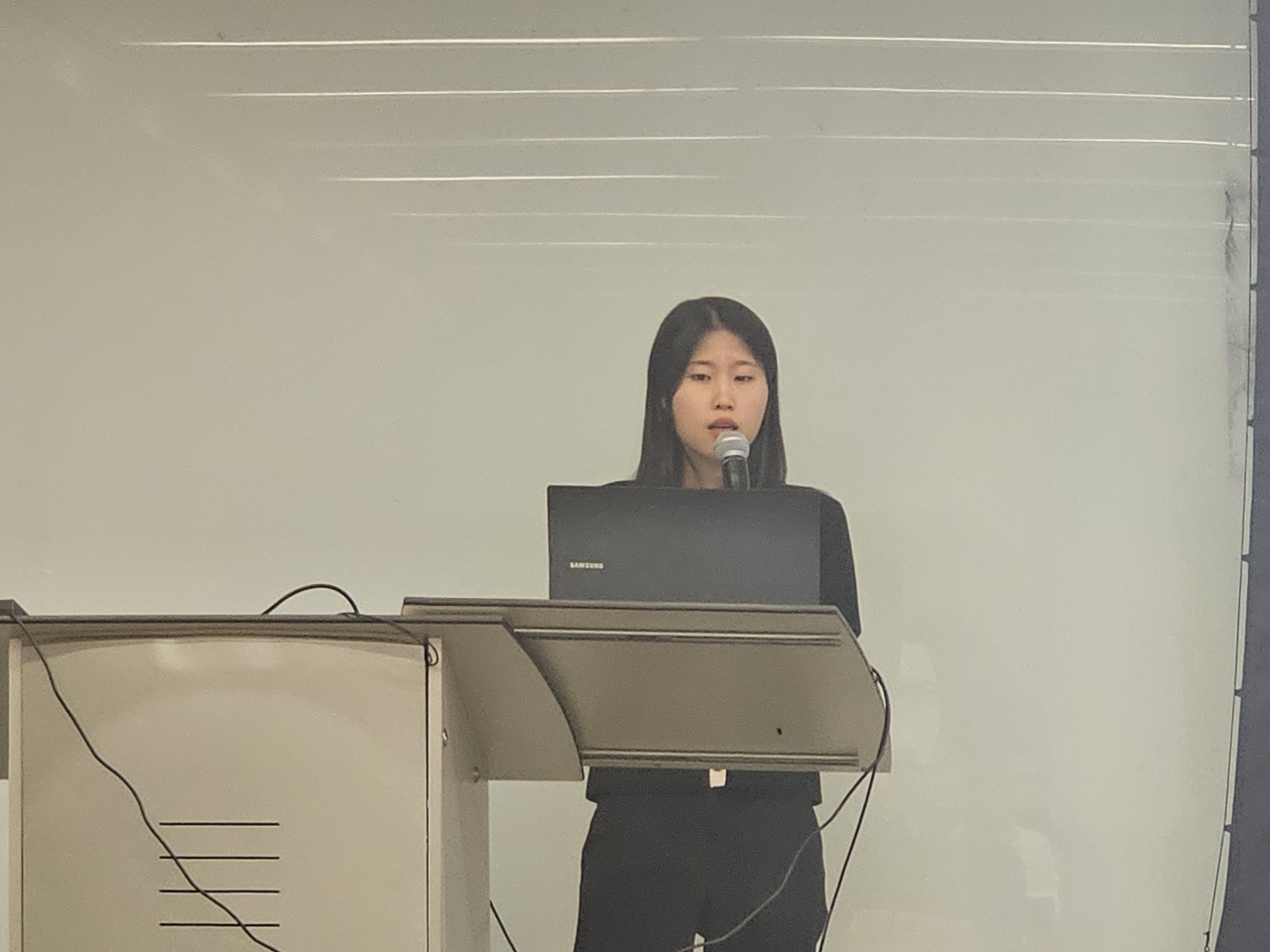 ▲삼성선물 리서치센터 옥지회 연구원이 ‘금속: 금속 강세는 계속된다’를 주제로 비철금속 전망에 대해 강연하고 있다.