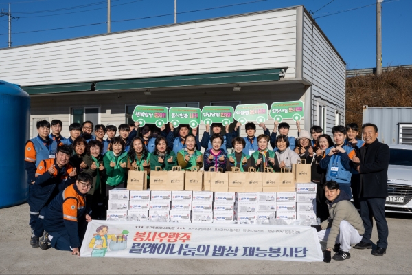 지난 27일, 광양제철소 신입사원들과 ‘릴레이 나눔의 밥상 재능봉사단’이 광양 새마을회 조리장에서 독거노인 가정을 위한 밑반찬을 만들었다. /포스코