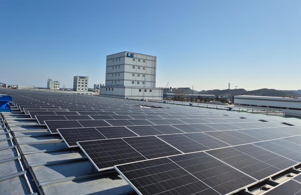 LS전선 동해 사업장에 설치 된 태양광 발전 시스템/LS전선 제공