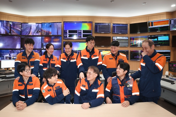 인공지능(AI) 기반 소결 공정 스마트 제어 시스템을 개발한 포항제철소 제선부 및 기술연구원 공정DX연구소 직원들