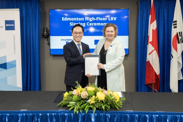 이용배(왼쪽) 현대로템 대표이사 사장과 새라 니콜스 에드먼턴시 행정부시장이 3일(현지시간) 캐나다 앨버타주 에드먼턴시에서 열린 에드먼턴 고상형 경전철 계약식에서 기념촬영을 하고 있다. (사진=현대로템)