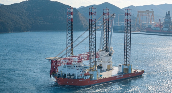 한화오션이 건조한 대형 해상풍력발전기 설치선(WTIV) 시운전 모습. 한화오션