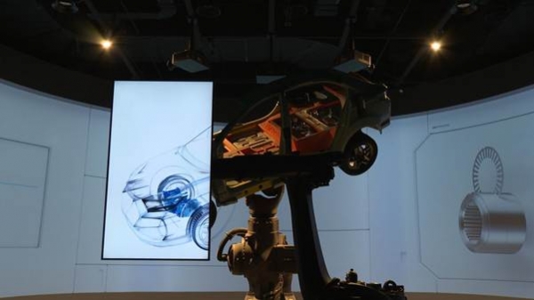 Park1538광양 제품전시존에 HyperNO가 적용된 자동차 모형이 전시되어 있다. 포스코