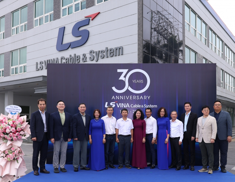 [사진자료2] 1일 베트남 하이퐁 사업장에서 열린 LS-VINA 창립 30주년 기념식에서 구본규 LS전선 대표(왼쪽 2번째), 이상호 LS에코에너지 대표(왼쪽 3번째), 장동욱 LS-VINA 법인장(왼쪽 1번째) 등 참석자들이 기념촬영을 하고 있다