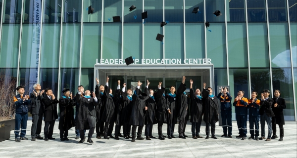 지난 27일, 광양제철소 리더십교육센터에서 열린 ‘2025학년도 포스코기술대학 학위수여식’에서 졸업생들이 기념사진을 촬영하고 있다. 포스코