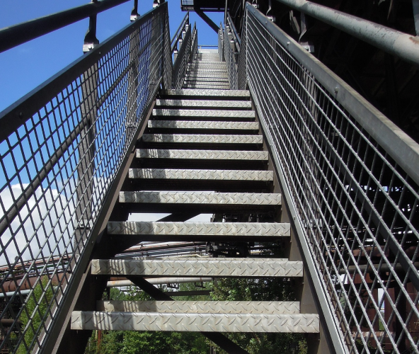 사진은 현대제철이 생산한 무늬강판을 적용한 계단. 현대제철