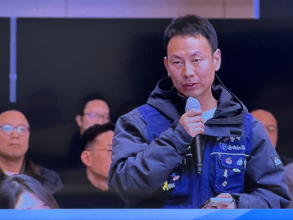 주주총회 참석자가 질의하고 있다.