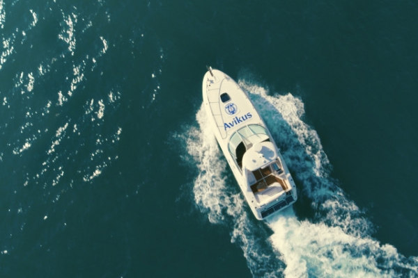 아비커스의 자율운항시스템이 설치된 레저용 보트. HD현대