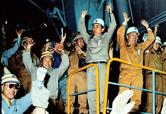 포항제철소 용광로에서 첫 쇳물이나오는 감격과 환호의 순간. 포스코뉴스룸