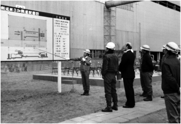 이정부 전 이사가 1976년 12월 2일 착공한 포항 2열연공장 3가열로 앞에서 브리핑을 하고 있다. 3가열로는 푸셔(pusher) 형식의 1·2가열로와 달리 워킹빔(walking beam)식이 적용돼 슬래브 간 마찰로 인한 표면 및 치수의 부정확성을 개선했다. 1978년 2월 28일 2열연공장 준공에 따라 우리나라는 일본·독일·이탈리아에 이어 세계 4번째 광폭후판 생산국이 됐다. 포스코뉴스룸
