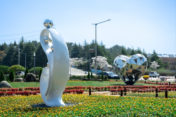 복지센터 조형물(①가족, ②사랑) 모습. 포스코