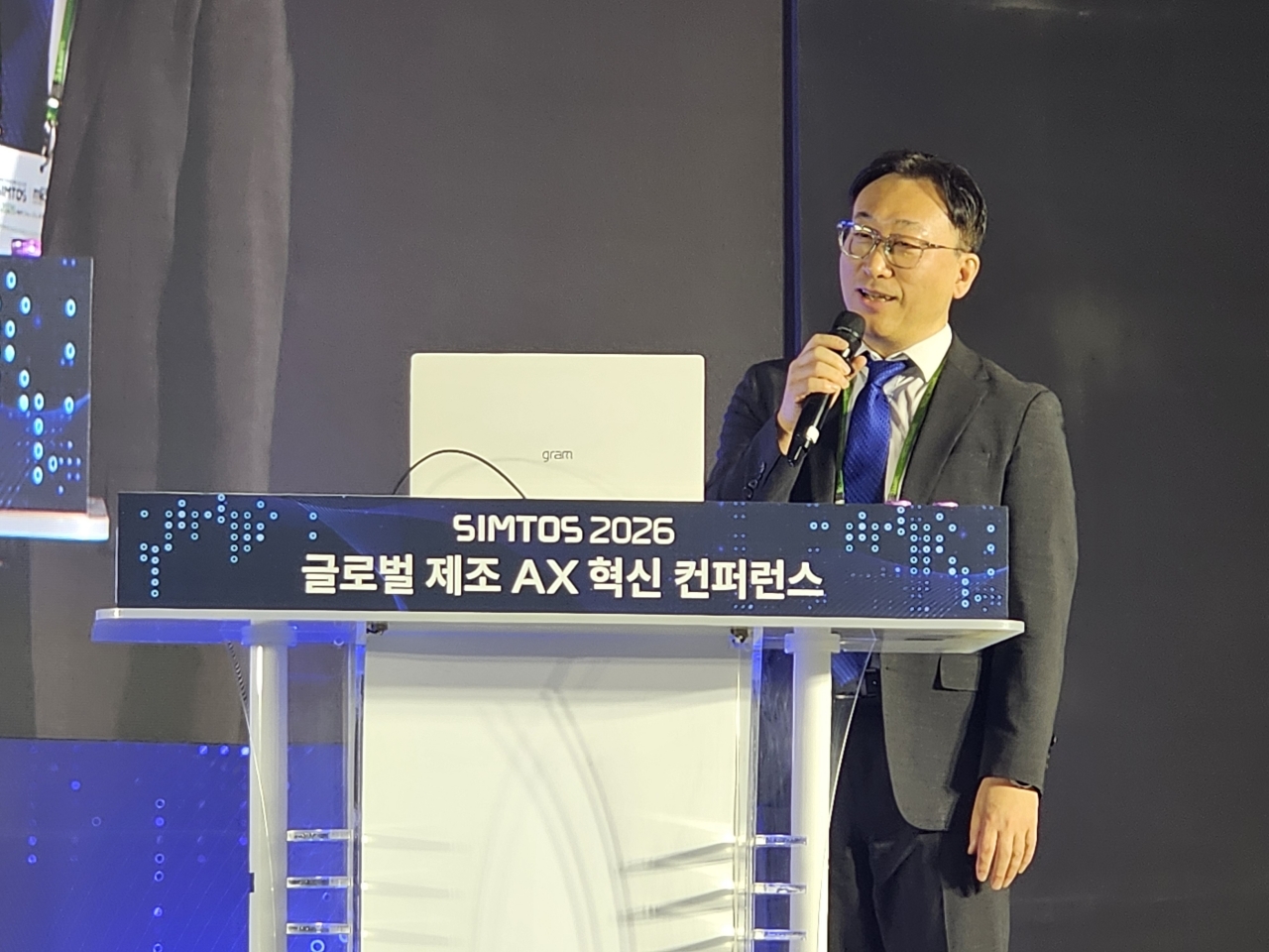 DN솔루션 이강재 상무가 ‘피지컬 AI를 구현하는 적층제조 기술 기반 AM2CNC 솔루션’에 대해 발표하고 있다.