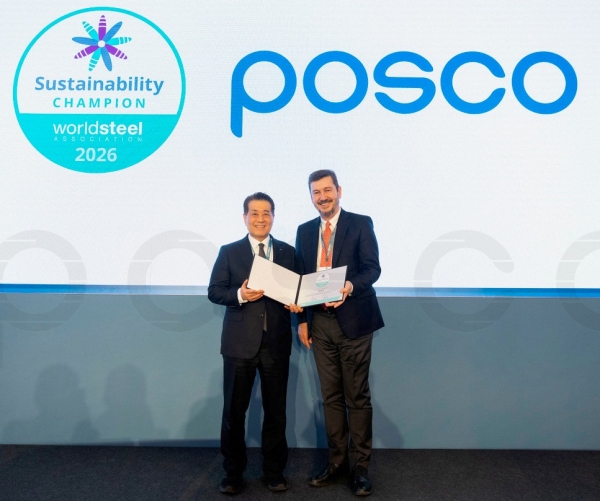 14일(베를린 현지시간) 포스코가 세계철강협회 ‘지속가능성 최우수 멤버(Sustainability Champion)’에 선정됐다. 사진 왼쪽부터 장인화 포스코그룹 회장, 우르 달베레르(Uğur Dalbeler) 세계철강협회장 겸 튀르키예 촐라콜루 메탈루지(Çolakoğlu Metalurji A.Ş.) 회장. 포스코홀딩스