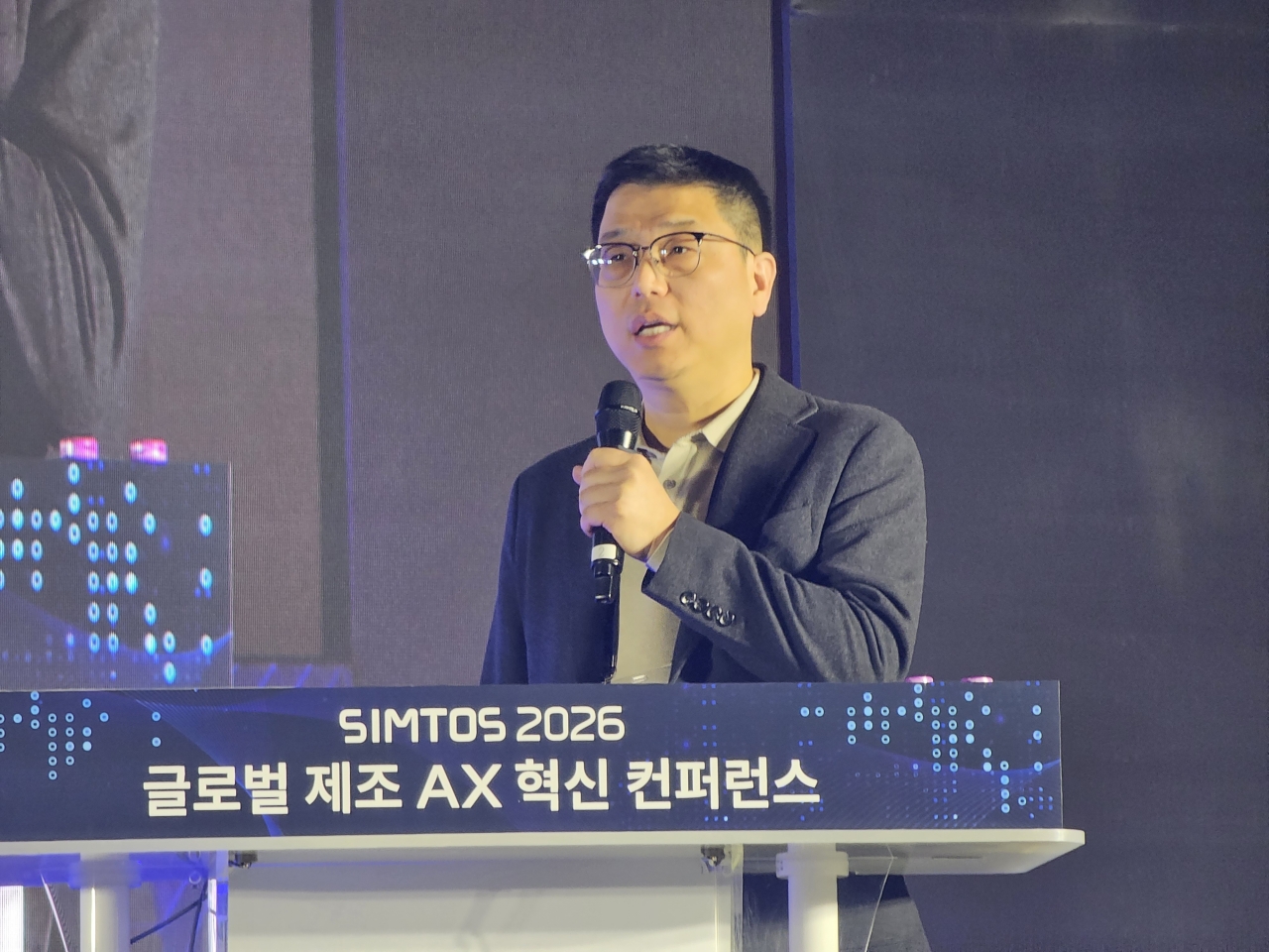 ▲한국다이캐스팅학회(회장 고영진)가 개최한 제13회 학술대회에서 현대자동차 이철웅 책임연구원이 ‘스틸-알루미늄 접합 하이브리드 서브프레임 개발’에 대해 발표하고 있다.