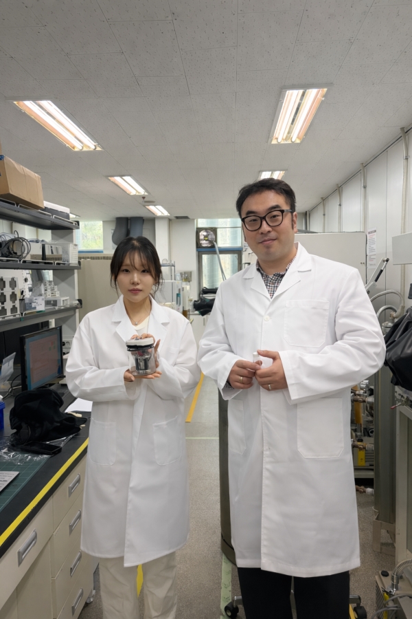 개발된 전해질을 적용한 전고체 전지 셀을 들고 있는 연구팀. 왼쪽이 배진영 자체인턴, 오른쪽이 김태효 수석연구원. (사진=생산기술연구원)