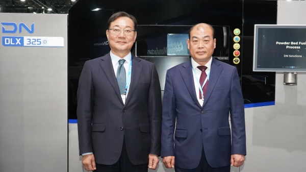 김원종(왼쪽) DN솔루션즈 대표이사와 이근(오른쪽) LDAS 대표이사가 지난 14일 경기도 고양시 KINTEX 전시장에서 열린 