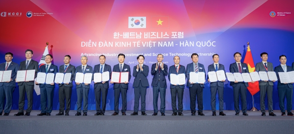 베트남 하노이에서 열린 ‘한-베트남 비즈니스 포럼’에서 김정관 산업통상부 장관(오른쪽 8번째)과 베트남 응오 반 뚜안 재무부 장관(오른쪽 7번째)이 참석한 가운데 두산에너빌리티 윤요한 마케팅부문장(오른쪽 3번째)이 베트남 현지 기업인 PTSC, PETROCONs와 각각 베트남 신규원전 협력과 공급망 개발을 위한 업무협약을 체결했다. (사진=두산에너빌리티)