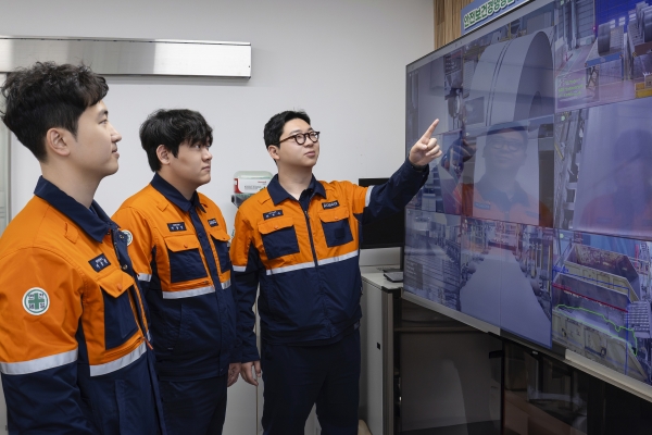 포항제철소 직원이 AI 모델이 적용된 AI CCTV를 통해 품질, 생산을 원격 점검하고 있다. 포스코