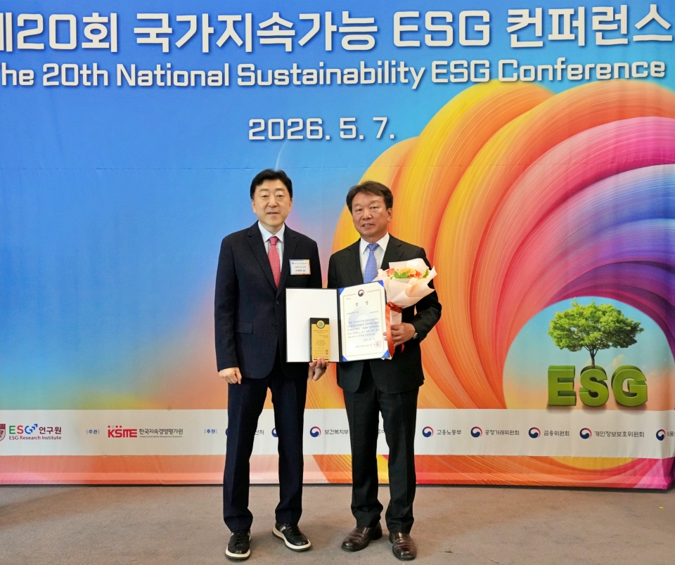 정무경 고려아연 지속가능경영부문 사장(오른쪽)과 이재혁 고려대 ESG연구원장(왼쪽)이 기념촬영 하는 모습(사진=고려아연)