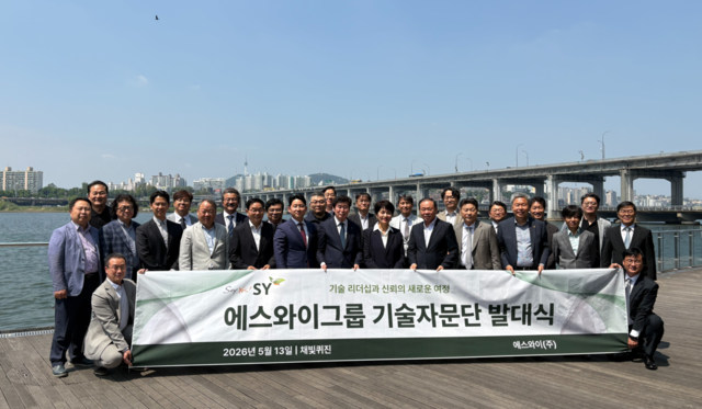 ▲ 패널 제조업체인 에스와이가 업계 최초로 외부 인력으로 구성된 기술자문단을 출범시켰다. 사진 좌측 다섯 번째부터 김종기 건축사(남호건축), 홍성부 대표(에스와이), 신우식 단장(예가씨엠건축), 황영란 건축사(준건축), 홍성균 부회장(에스와이), 안길전 건축사(일우엔지니어링)