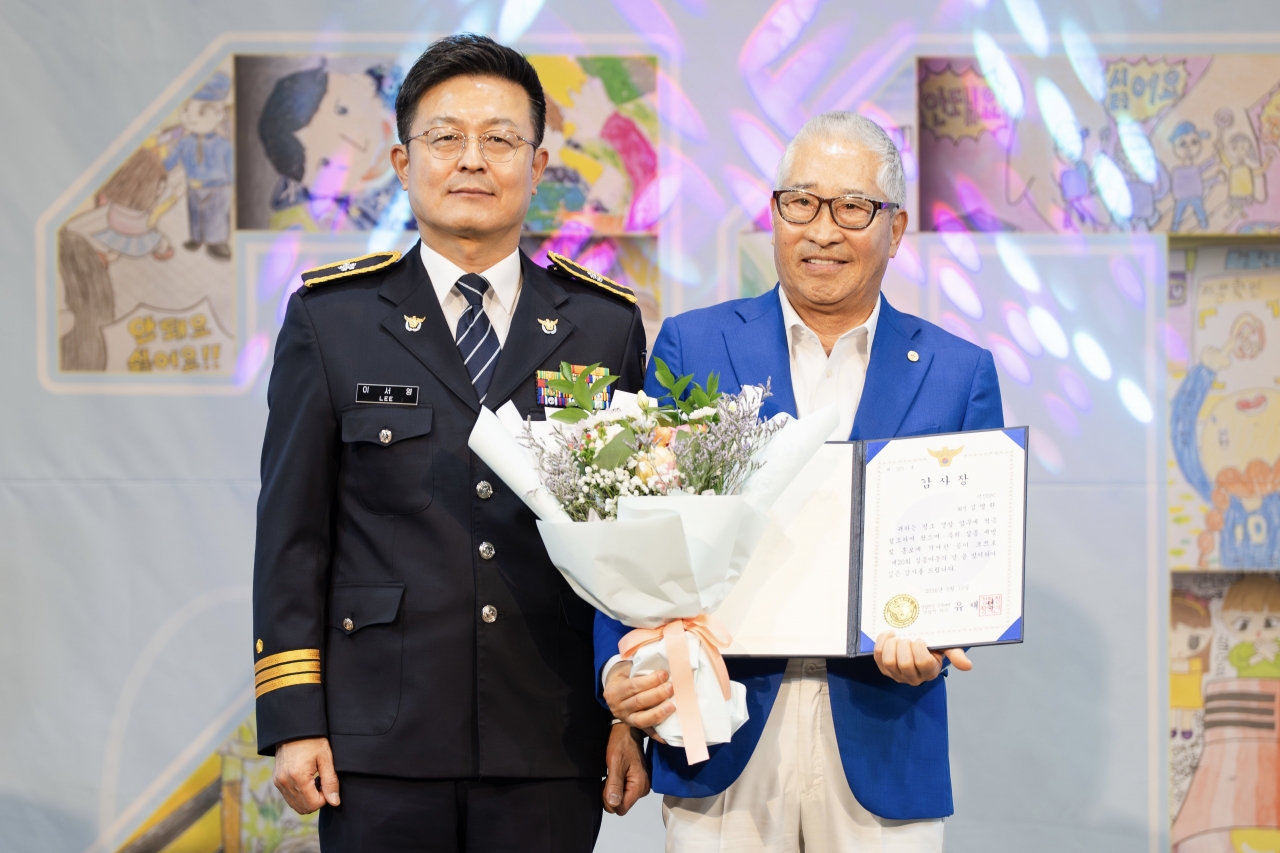 김명환 덕신EPC 회장(오른쪽)이 경찰청 감사장을 수상하고 기념촬영을 하고 있다.(제공/덕신EPC)