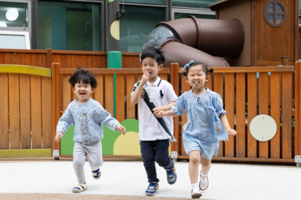포스코가 제작한 미아방지용 호루라기 목걸이 ‘호루루’를 착용한 어린이의 모습. 포스코