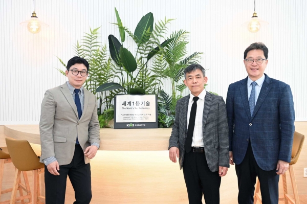 한국재료연구원 가스터빈용 950℃ 이상급 TiAl 소재 기술이 ‘세계 1등 기술’로 선정됐다. 왼쪽부터 김성웅 책임연구원, 나영상 극한재료연구소장, 김승언 책임연구원. (사진=재료연구원)