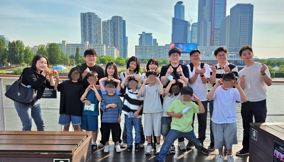 고려아연과 계열사 임직원들이 가정의달을 맞아 동명아동복지센터 초등부 아동들의 한강 나들이 활동을 지원하는 봉사활동에 참여했다.(사진=고려아연)