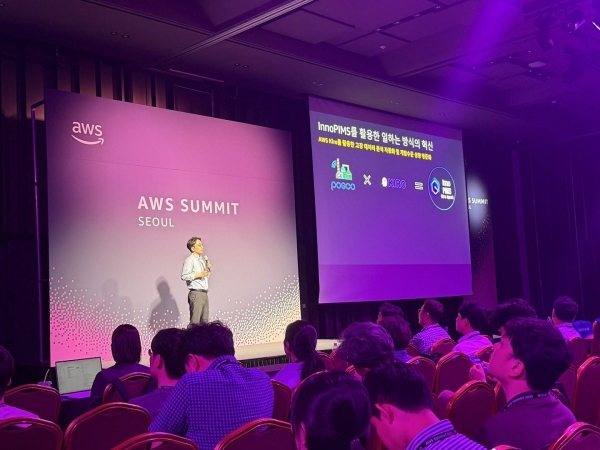 AWS Summit Seoul 2026에서 조현영 광양제철소 EIC기술부 리더가 AI기반 이상예지 시스템 ‘InnoPIMS’를 선보이고 있다. 포스코
