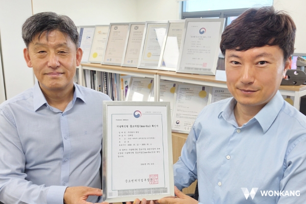 강태영 원강 대표가 이노비즈(INNOBIZ) 인증서를 들고 기념촬영을 하고있다. (사진=원강)