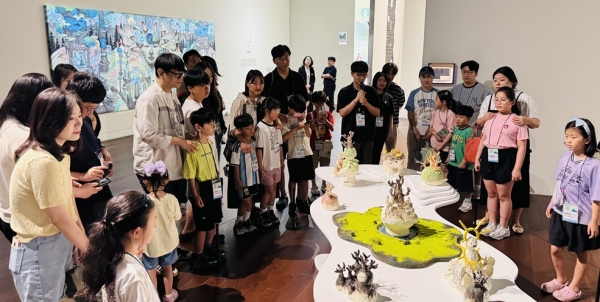 포스코미술관 광양에 전시중인 임수범 작가의 작품에 대해 작가에게 직접 설명을 듣고 있다. 포스코