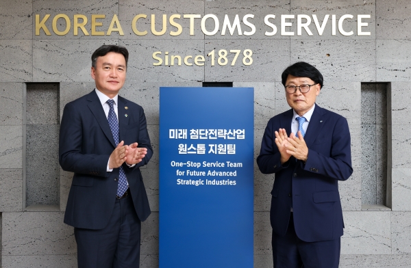이종욱 관세청장(왼쪽)이 10일 평택세관에 신설된 ‘미래 첨단전략산업 원스톱 관세행정 지원팀’ 현판 제막식 후 이강선 평택상공회의소 회장과 기념 촬영하고 있다. 관세청
