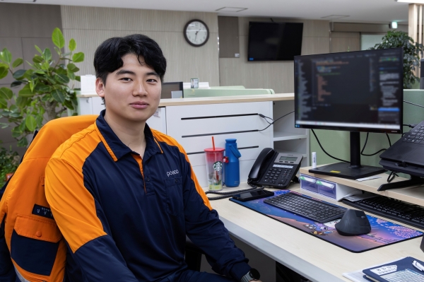 2026년 포항제철소 에너지 저감 아이디어 공모전에서 최우수상을 수상한 생산기술부 생산기술섹션 김성윤 대리. 포스코