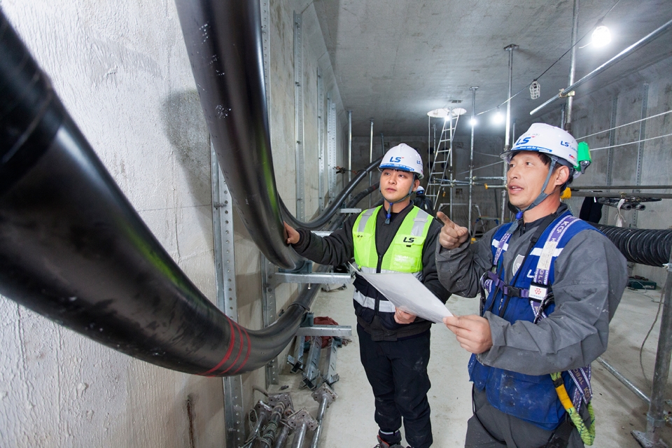 LS전선 직원이 세계 최대 송전 용량인 500kV급 HVDC 케이블이 투입되는 