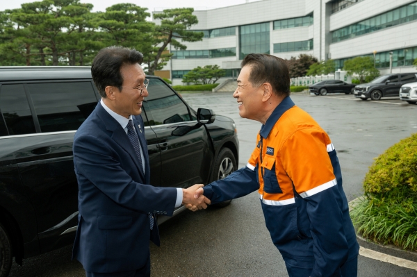 17일 포스코 광양제철소 전기로 공장 준공식에 참석한 김민석 국무총리(왼쪽)와 장인화 포스코그룹 회장이 인사를 나누고 있다. 포스코