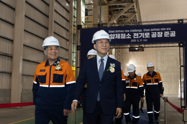 17일 포스코 광양제철소 전기로 공장 준공식에 김민석 국무총리(오른쪽)와 장인화 포스코그룹 회장이 입장하고 있다. 포스코