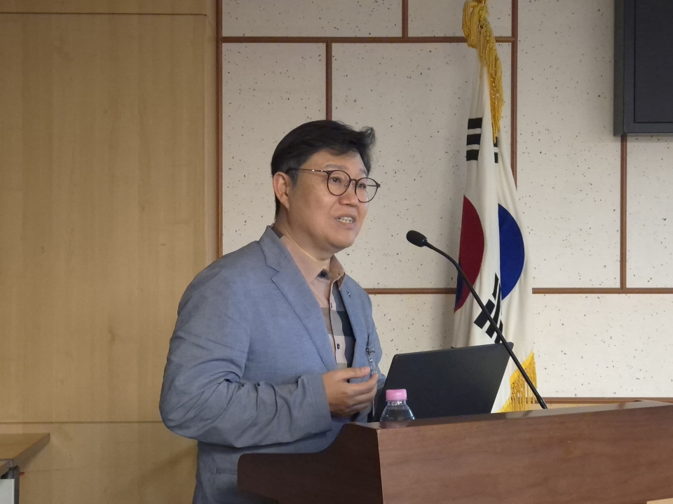 한국희토류산업협회(회장 구본규)가 주관한 ‘글로벌 희토류 확보 전략과 대응과제 토론회’에서 이진영 박사가 발표하고 있다.
