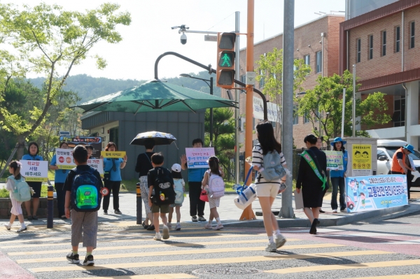 현대제철은 23일 ‘H형 빛나는 도로’ 사업의 일환으로 혜성초등학교 일원에서 민관 합동 교통안전 캠페인을 전개했다. 현대제철