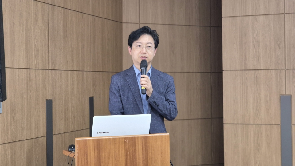 ▲한국비철금속협회 상반기 세미나에서 유태원 임팩티브AI 이사가 발표하고 있다.