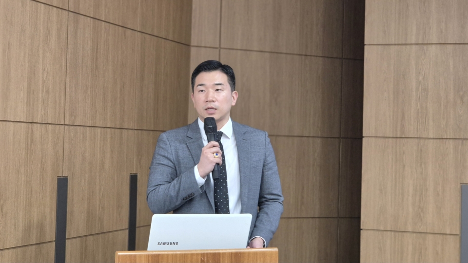 ▲대신증권 리서치센터 최진영 애널리스트가 한국비철금속협회 상반기 세미나에서 ‘원자재 시장 전망’을 주제로 발표하고 있다.