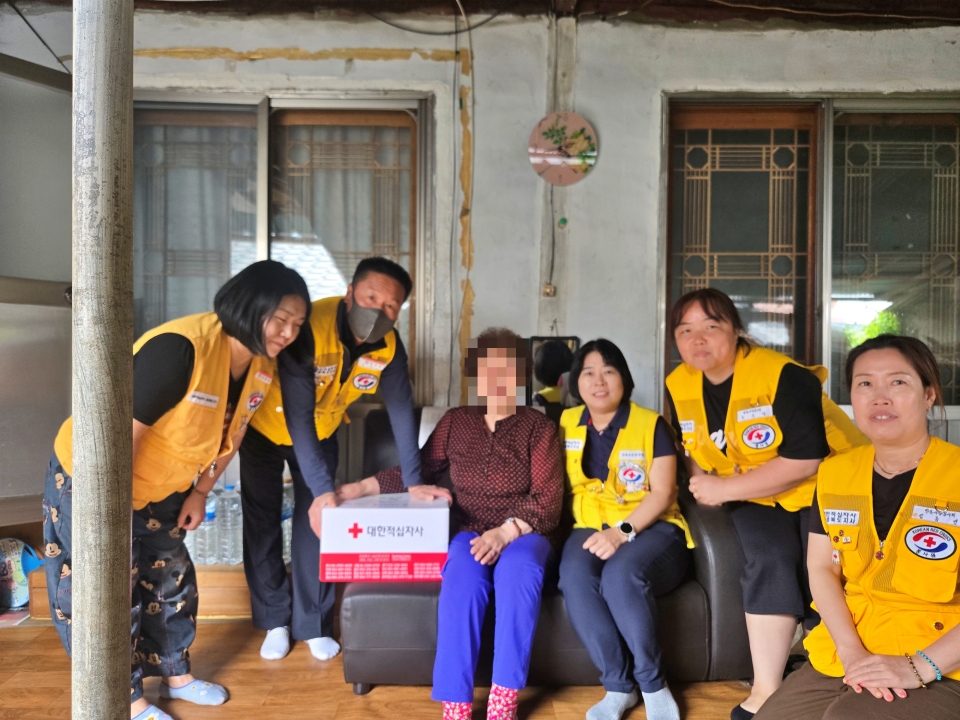 “가정의 달, 외롭지 않게”... 결연 세대와 함께한 따뜻한 만남/적십자 제공
