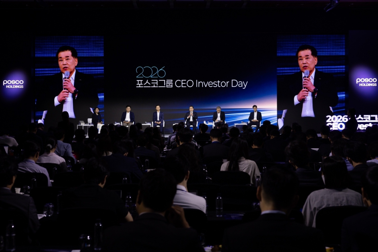 장인화 포스코그룹 회장이 2일 열린 'CEO 인베스터데이'에서 투자가들의 질문에 답하고 있다.