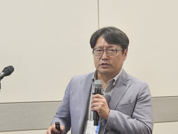 ▲한국생산기술연구원 남경태 제조로봇부문장이 7월 9일 일산 킨텍스에서 열린 ‘제2회 AM KOREA 2026 Conference’에서 ‘Physical AI 기반 첨단로봇 활용 제조공정 기술’을 주제로 발표했다.