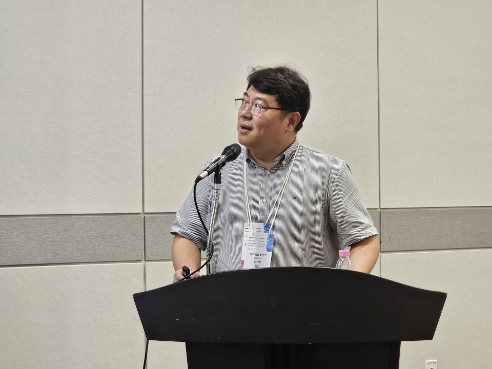 ▲에이엠솔루션즈 김대중 대표이사는 7월 9일 일산 킨텍스에서 열린 ‘제2회 AM KOREA 2026 Conference’에서 ‘대형 금속 적층제조와 로봇 플랫폼 기술을 통한 제조한계 극복’을 주제로 발표했다.