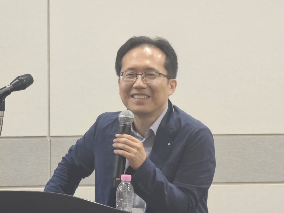 ▲한국기계연구원 박동일 첨단로봇연구센터장은 ‘정밀 조작을 넘어 비정형 환경 작업을 위한 휴머노이드로의 진화’를 주제로 발표했다.