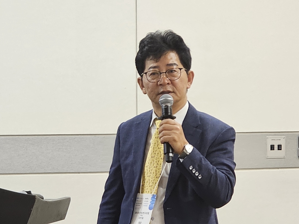 ▲3D프린팅연구조합 강민철 센터장은 7월 9일 일산 킨텍스에서 열린 ‘제2회 AM KOREA 2026 Conference’에서 ‘차세대 로보틱스와 적층제조 기반 제조혁신 전략’을 주제로 발표했다.