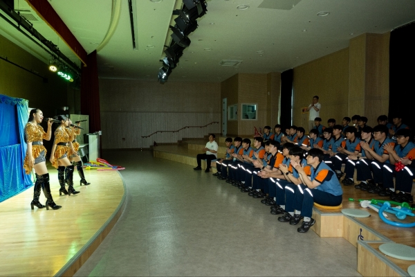 지난 10일, 광양시가족센터에서 광양제철소 신입사원들이 다문화가정의 공연을 관람하고 있다. 포스코