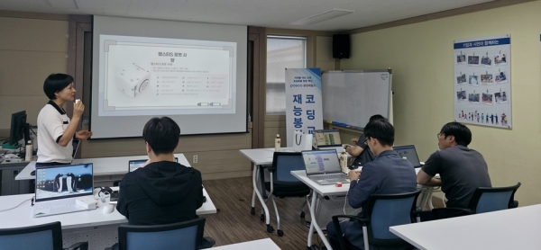 코딩 교육 재능봉사단 단원이 센서를 활용한 프로그램 제작 강의를 하고 있다. 포스코