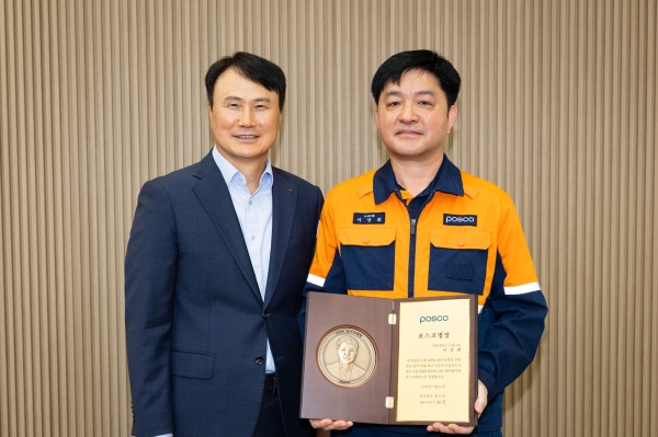 이희근 사장(왼쪽)과 이상휘 명장(오른쪽)이 